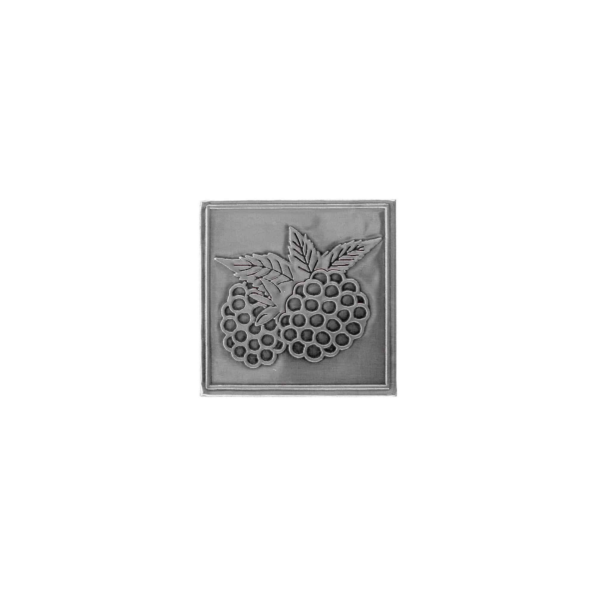 Tinnen etiket 'Braam', vierkant, metaal, zilver Tinnen etiket 'Braam', vierkant, metaal, zilver