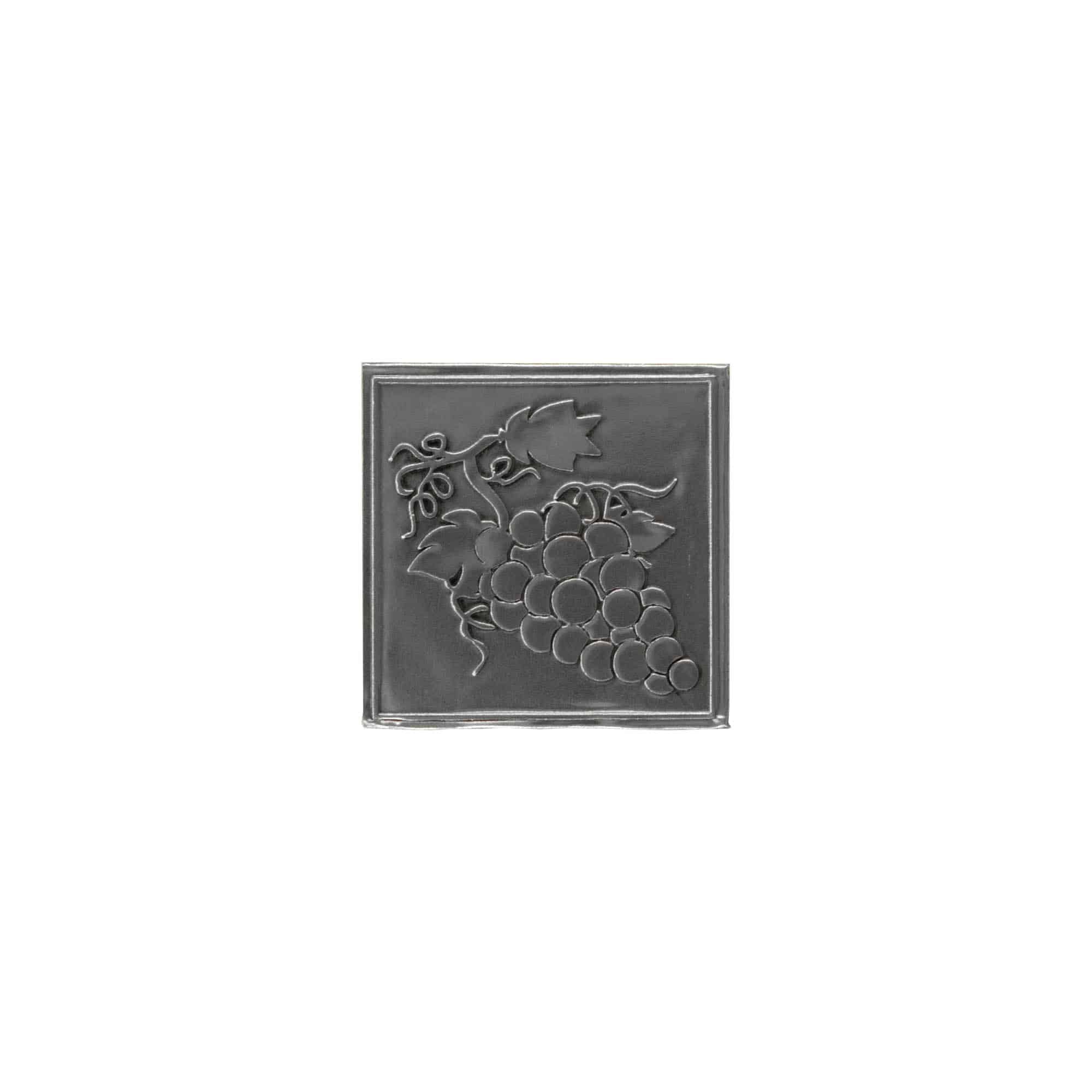 Tinnen etiket 'Druif', vierkant, metaal, zilver Tinnen etiket 'Druif', vierkant, metaal, zilver