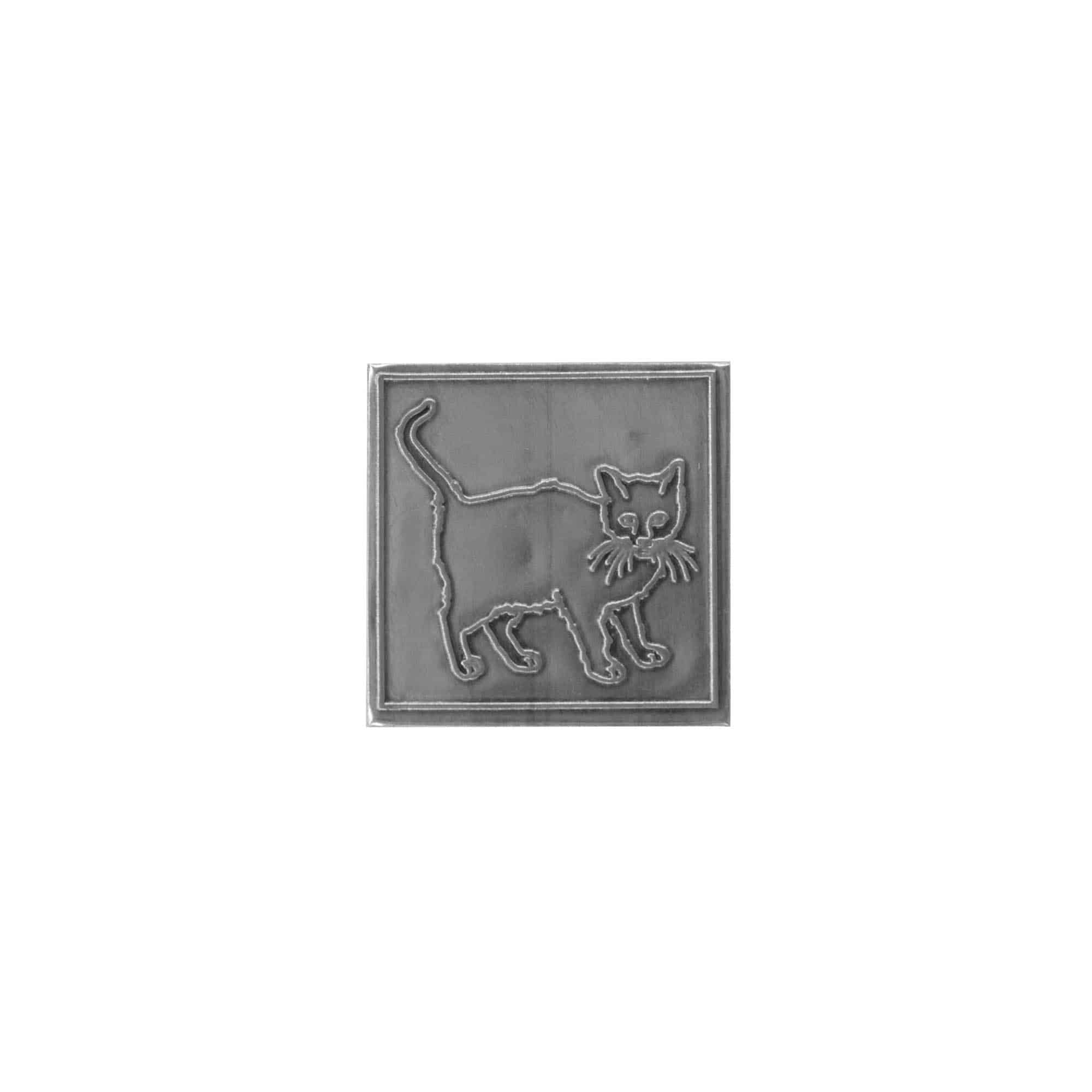 Tinnen etiket 'Kat', vierkant, metaal, zilver Tinnen etiket 'Kat', vierkant, metaal, zilver