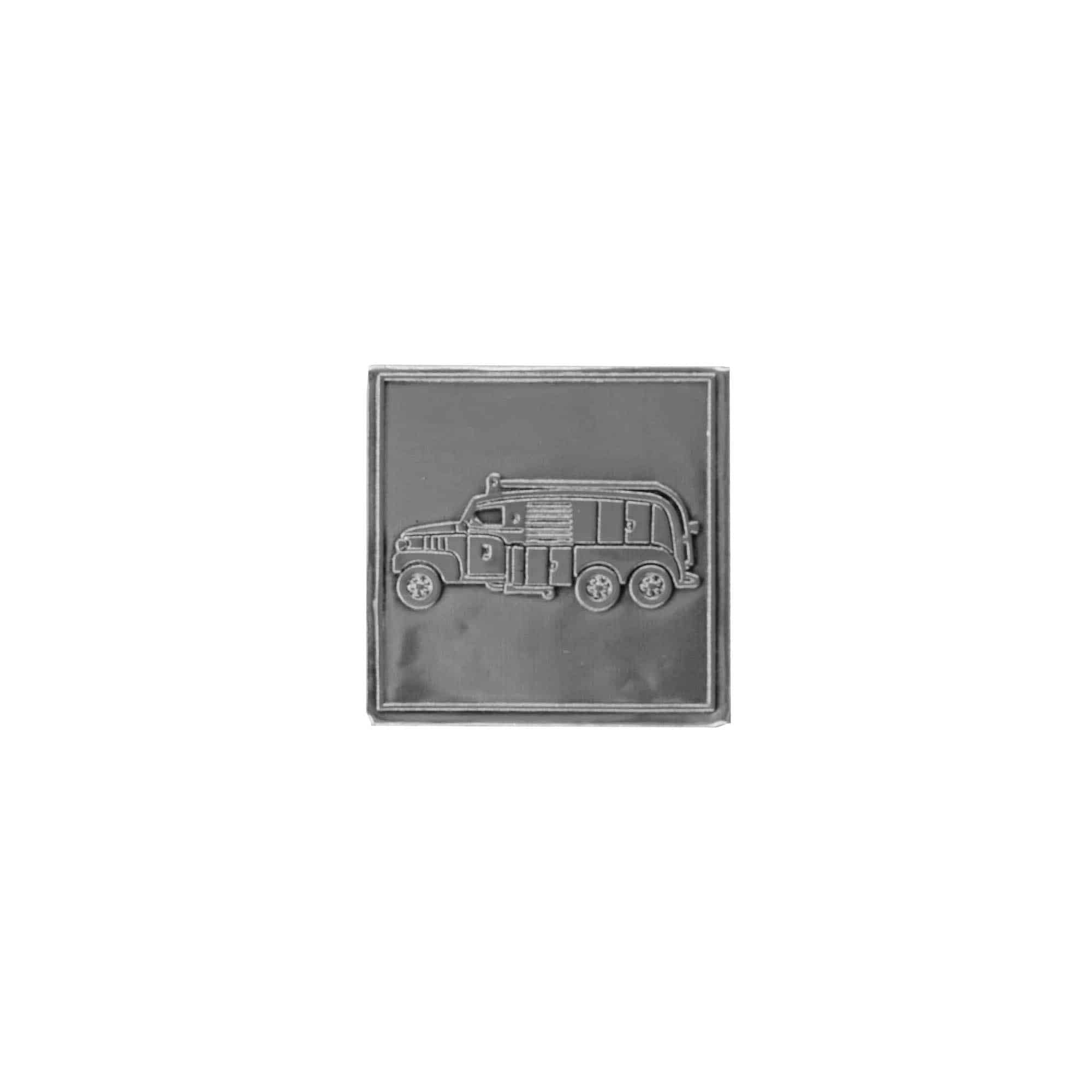 Tinnen etiket 'Brandweerwagen', vierkant, metaal, zilver Tinnen etiket 'Brandweerwagen', vierkant, metaal, zilver