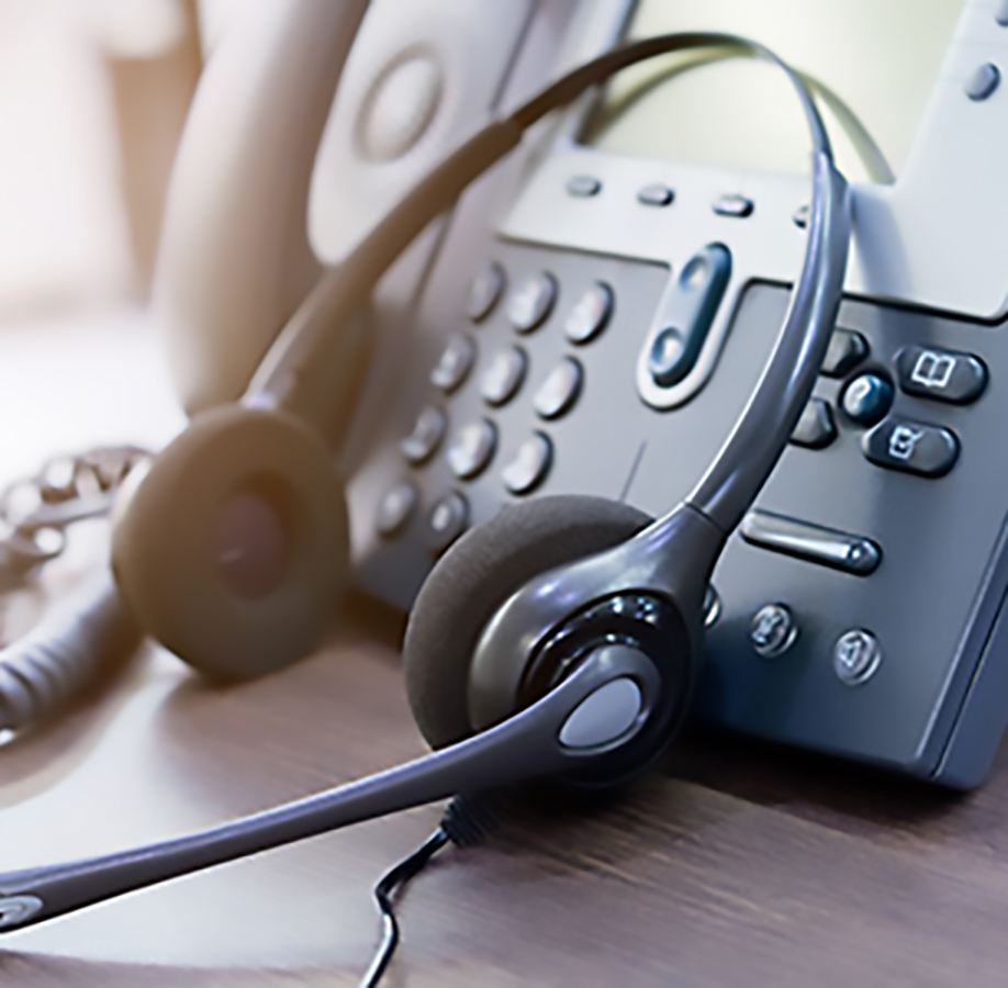 Heeft u nog andere vragen? Klantenservice stemming: telefoon met headset leunend