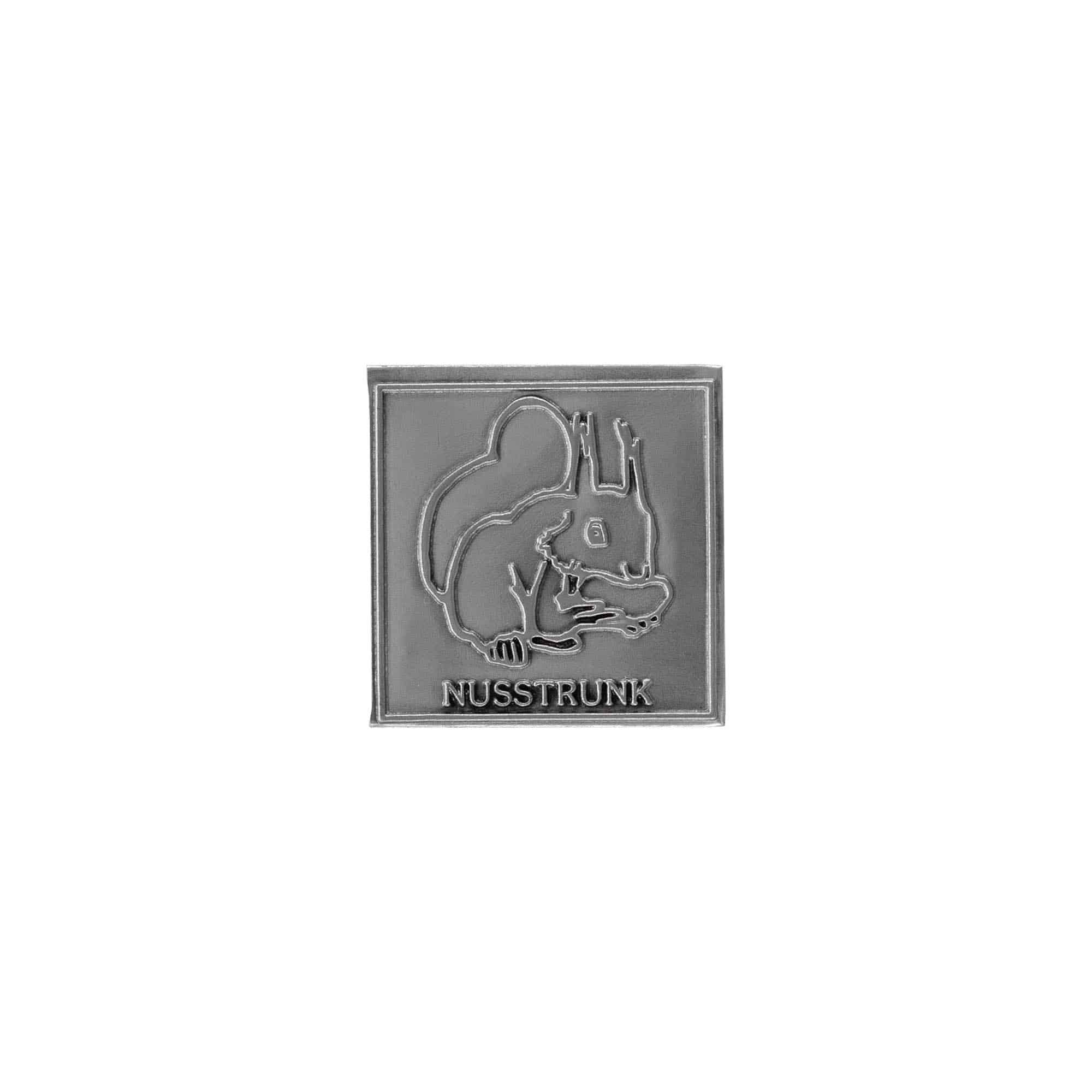Tinnen etiket 'Notendrank', vierkant, metaal, zilver Tinnen etiket 'Notendrank', vierkant, metaal, zilver